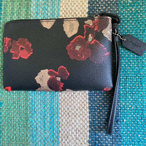 Coach Wristlet 🌹 - Picture 2 of 3